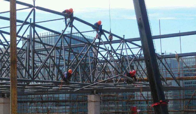 丹东论网架装配施工中搭设脚手架应当留神的事故